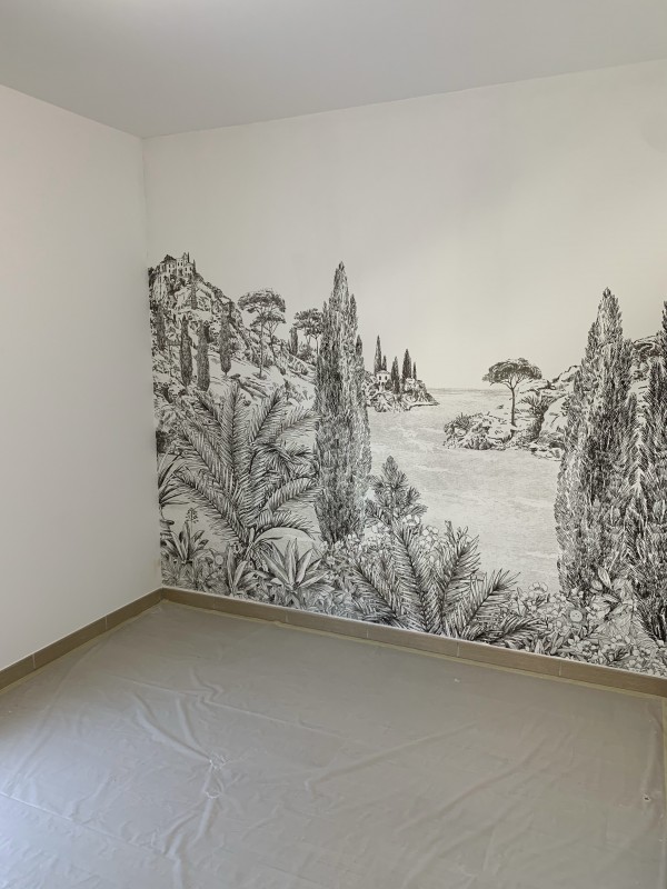 Pose d'un papier peint panoramique sur mesure décor paysage à Bormes les Mimosas modèle Cyprès de chez Isidore Leroy