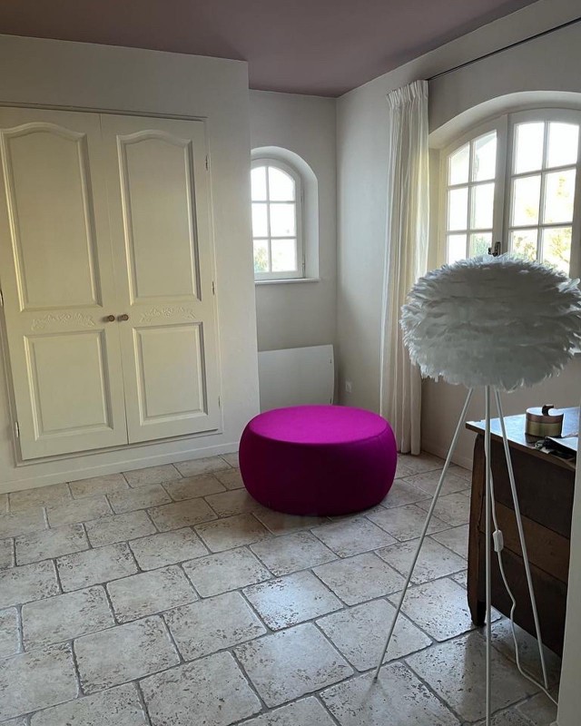 Pouf design et confort de la marque Treku en vente dans une boutique de décoration à Toulon