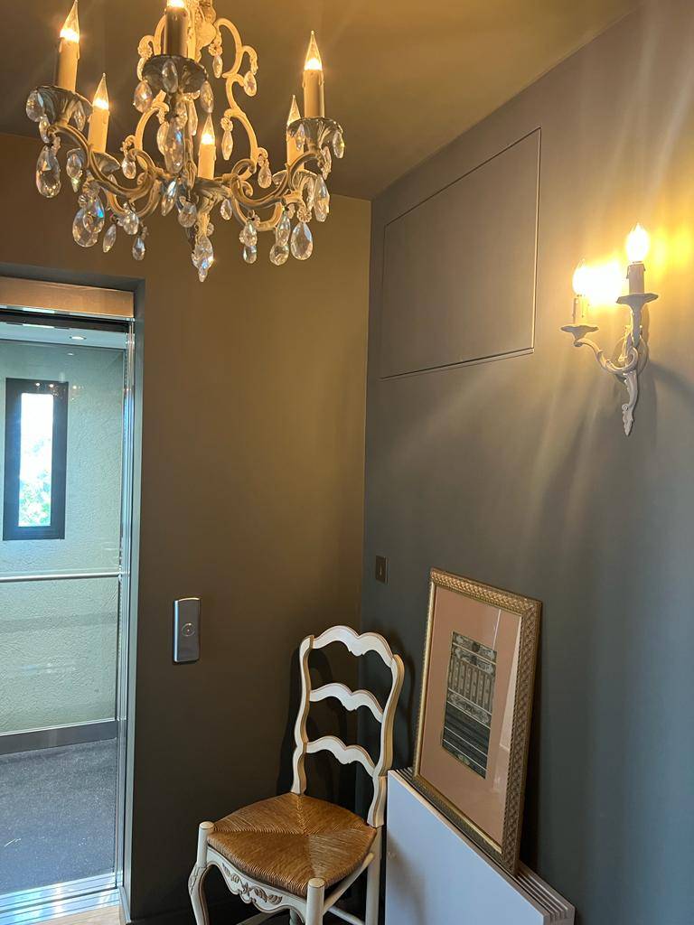 Réalisation de travaux de peinture avec la référence  Farrow & Ball Marron Pantalon n°221 à St Tropez dans le 83