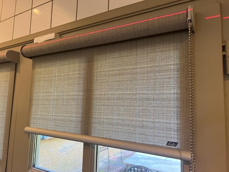 Conseils déco et pose de stores rouleaux enrouleurs sur mesure LUXAFLEX sur une porte fenêtre à Hyères dans le Var