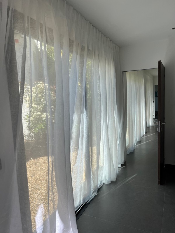 Vente de tissu de la marque Toiles De Mayenne pour une confection sur mesure de rideaux conseillé par un décorateur d'intérieur à Toulon dans le Var