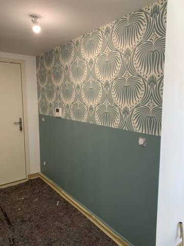 Pose d'un papier peint décoratif à motif au Lavandou dans le 83 modèle Lotus de chez FARROW AND BALL