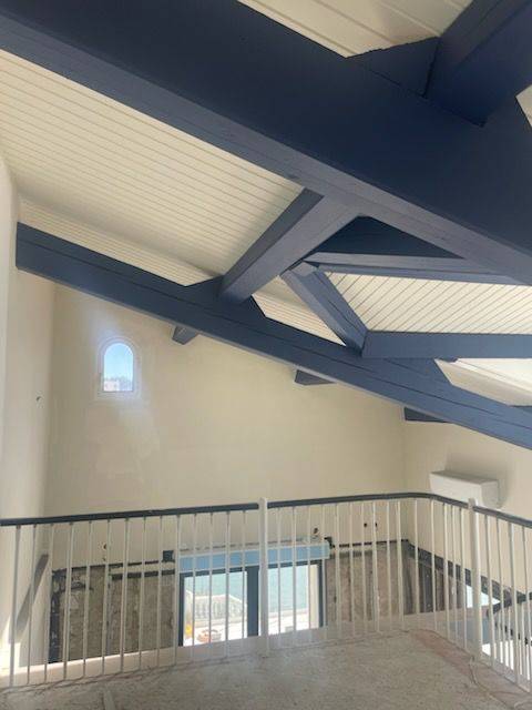 Mise en peinture d'un plafond avec poutres apparentes à Hyères dans le 83