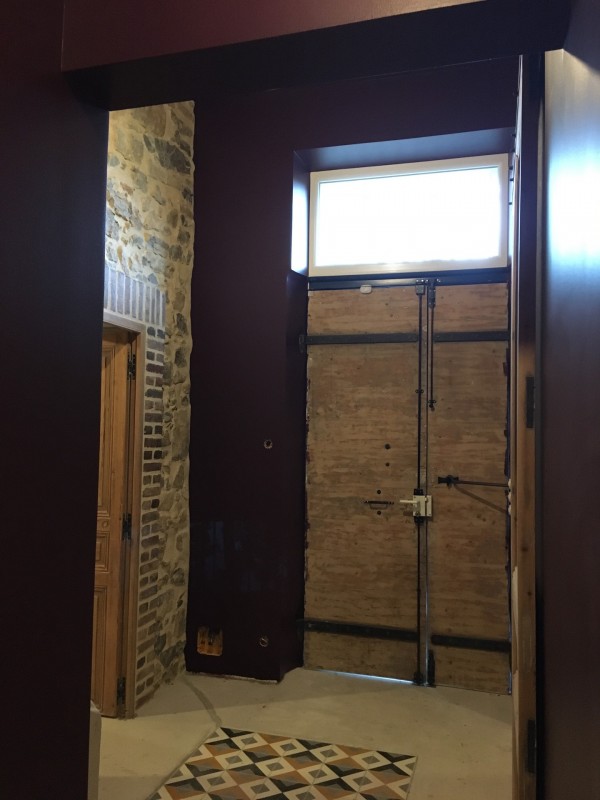 Voici une inspiration pour égayer une entrée de maison conseillé par un bon décorateur d'intérieur à TOULON dans le VAR 