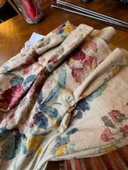 Photo de doubles rideaux confectionnés sur mesure avec du tissu Guell Lamadrid et installé au Lavandou dans le 83