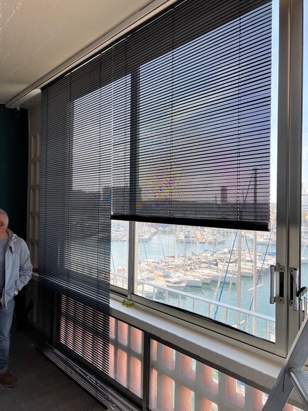 Conseil et installation d'un store vénitien de la marque Luxaflex pour son appartement conseillé par un décorateur d'intérieur à Toulon dans le Var