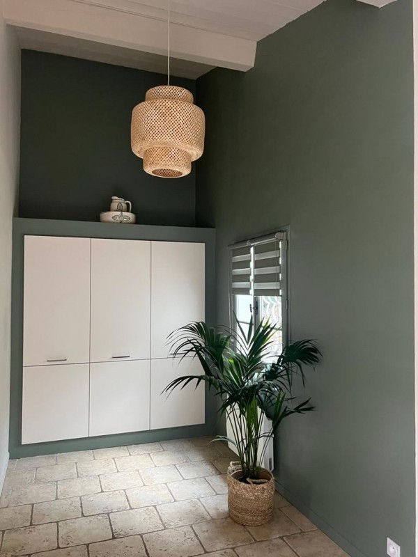 Travaux de décoration intérieure avec peinture Farrow & Ball blanc taupe Dimity n°2008 et vert Pigeon n°25 à Saint Tropez dans le Var