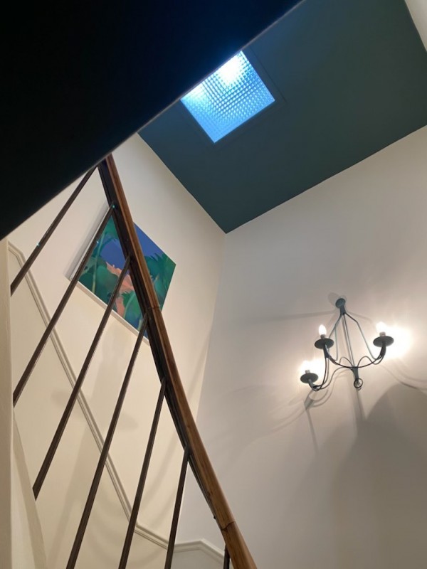 Comment faire un plafond chic avec des peintures de la marque FARROW AND BALL en vente à SANARY-SUR-MER dans le VAR