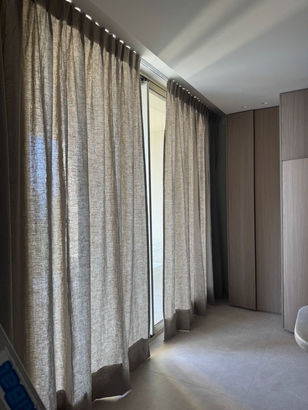 Une Touche d’Élégance Naturelle à Carqueiranne : Installation de Rideaux en Lin 100% Northon – Guell Lamadrid