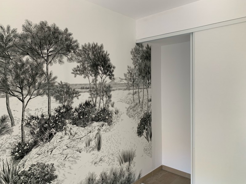 Pose de papier peint Isidore Leroy thème paysage modèle sur mesure DUNE gris à St Tropez dans le 83