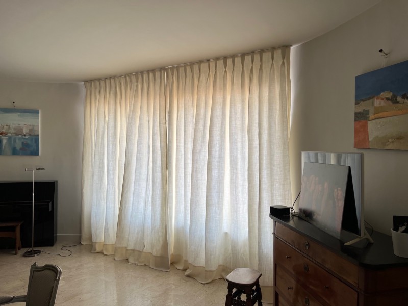 Conseils d'un tissu de la marque Toiles De Mayenne pour la confection d'un rideau sur-mesure avec une entreprise de décoration à Toulon