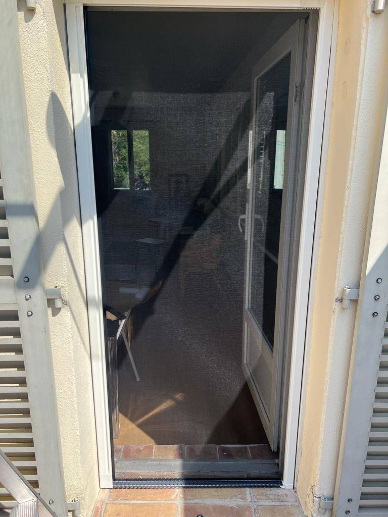 Vente et pose de moustiquaires sur mesure LUXAFLEX sur fenêtre et porte fenêtre PVC à Toulon dans le Var