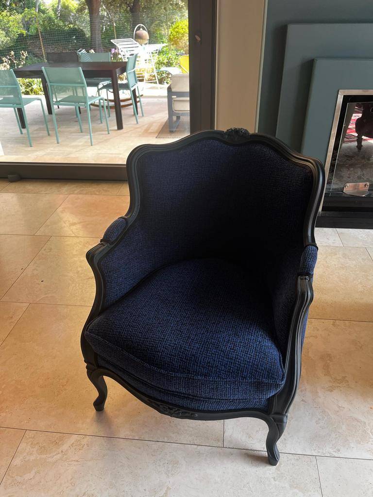 Exemple de fauteuil dont l'habillage a été refait avec le tissu Nymphéa de chez Toiles de Mayenne à Bandol dans le Var