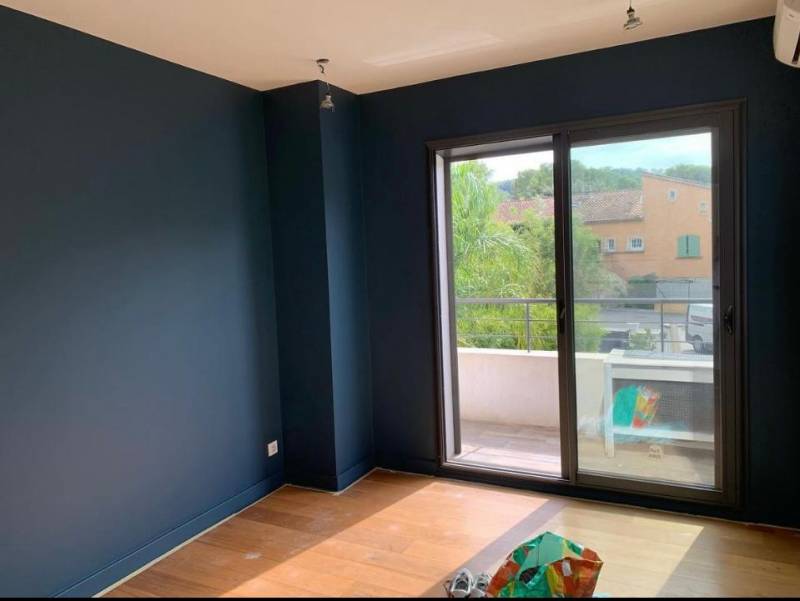 Vente mise en peinture d'une chambre à Grimaud dans le Var avec la peinture FARROW & BALL Stifkey Blue n°281