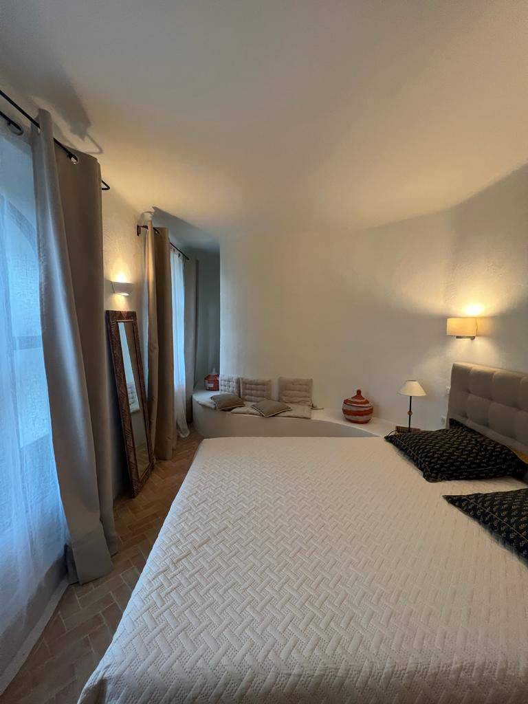 Installation de rideaux Toiles de Mayenne à Bormes les Mimosas confectionnés sur mesure