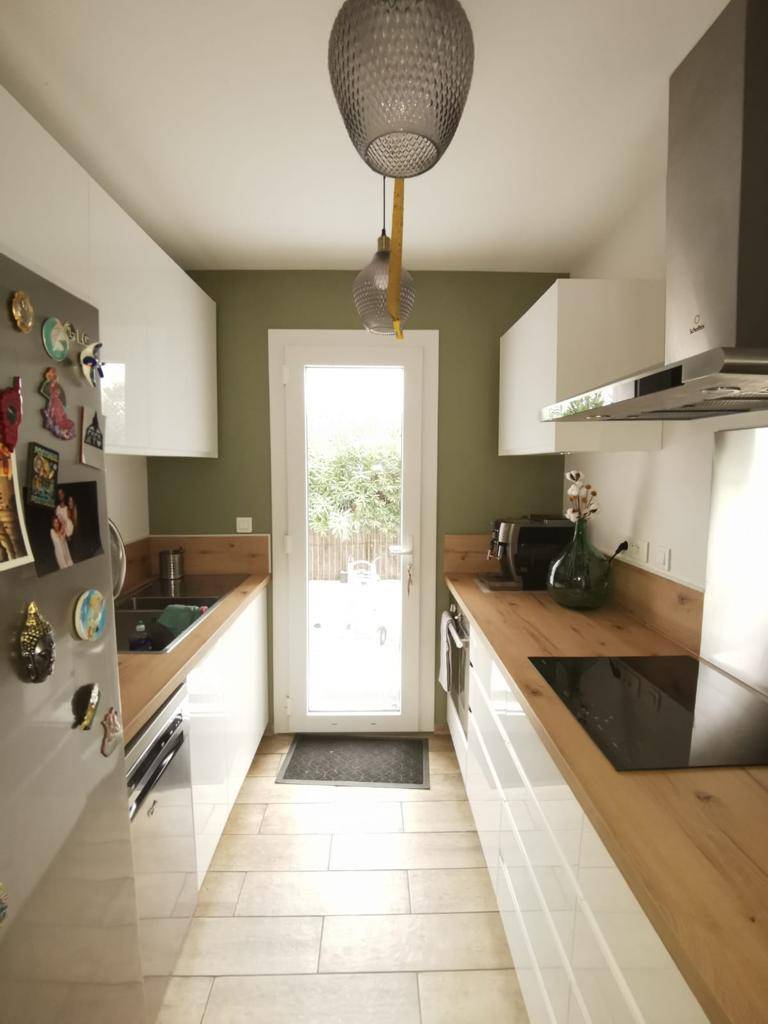 Rénovation d'une cuisine avec peinture FARROW & BALL Vert Lichen N°19 au Pradet dans le Var