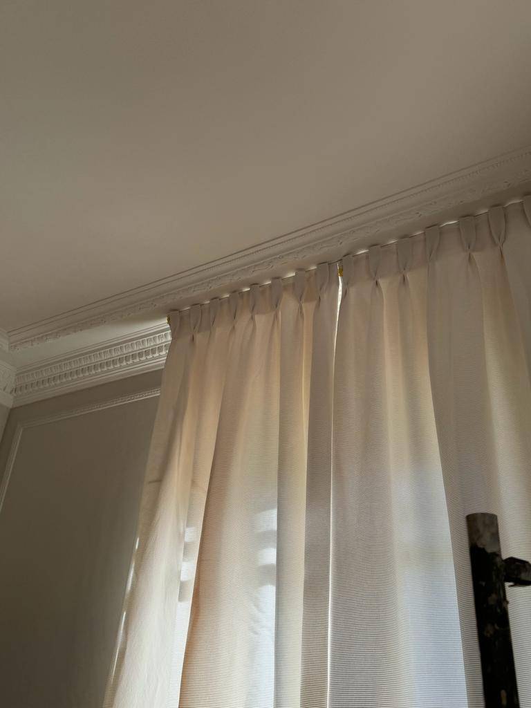 Réalisation et pose sur mesure de rideaux grande hauteur Les Olivades à Hyères dans le 83