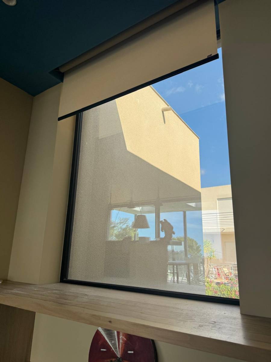 Pose sur mesure d'un store rouleau électrique sur mesure LUXAFLEX à Bandol dans le 83