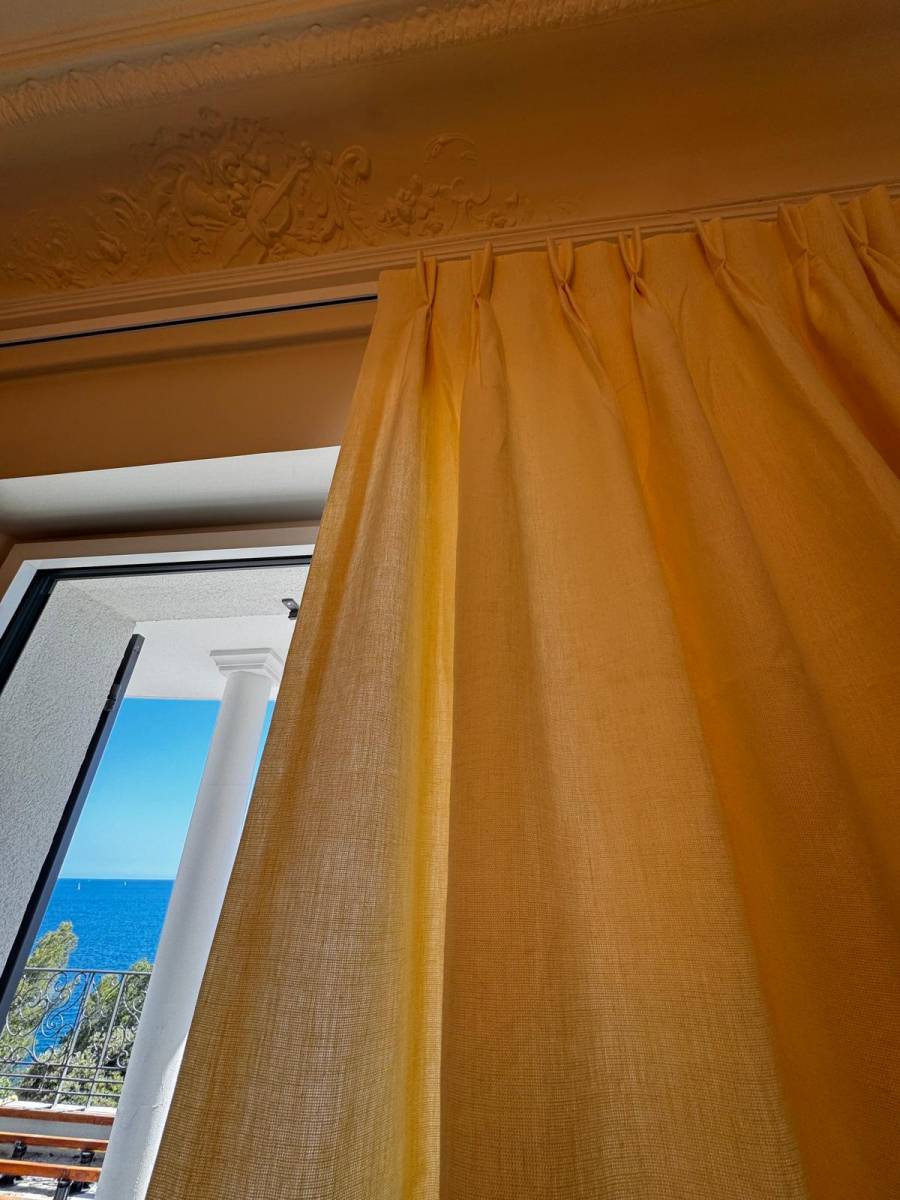 Exemple d'installation de rideaux sur mesure réalisés avec le tissu Janeiro des chez HOULES au Lavandou dans le 83