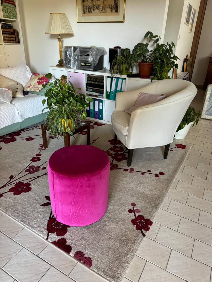 Photo du pouf Virgule de chez Toiles de Mayenne tissu Amboise framboise vendu à Sanary sur Mer dans le 83