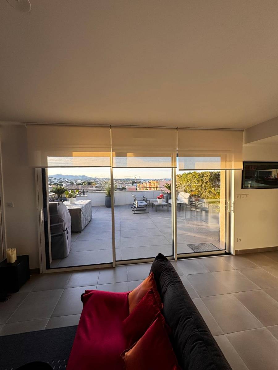 Photo de la pose sur mesure de stores rouleaux électriques LUXAFLEX à Six Fours dans le 83