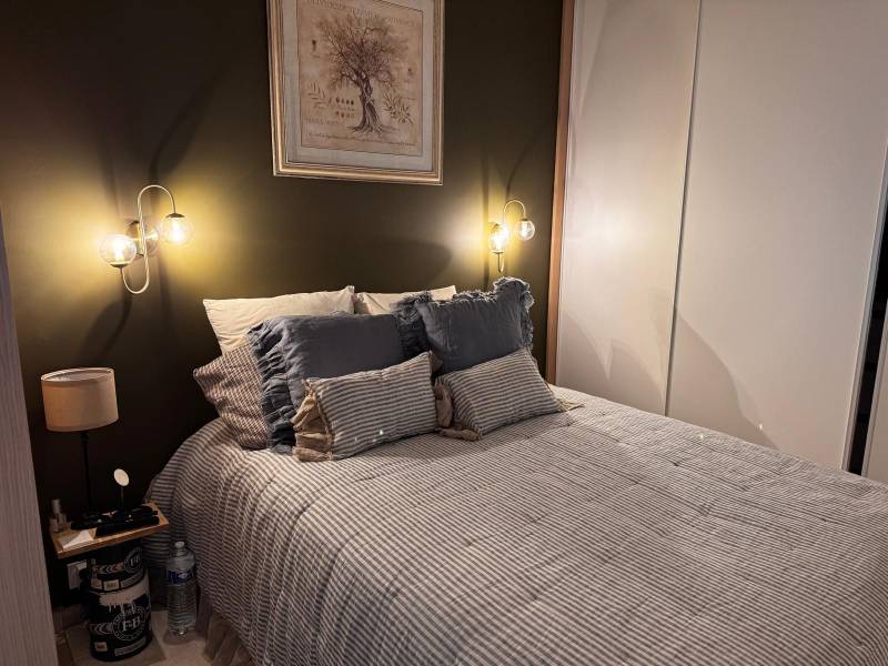 Photo de la réalisation de la peinture d'une chambre à Hyères avec la peinture brun Cardamom CB5 Farrow 1 Ball