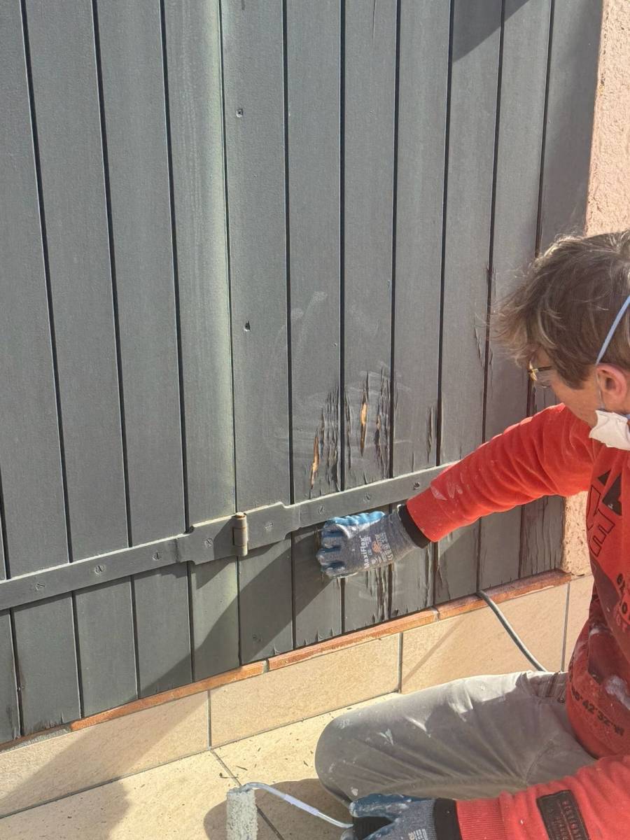 Photo de la préparation de volets avant rénovation avec la peinture FARROW & BALL Down Pipe n°26 à Sanary sur Mer