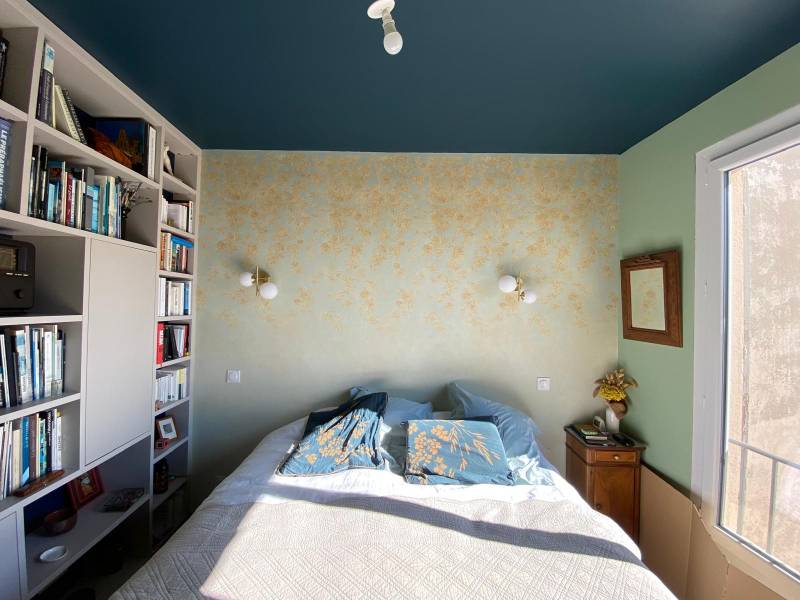 Pose du papier peint panoramique sur mesure Isidore Leroy modèle Passiflore à Hyères dans le 83