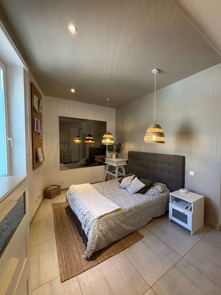 Rénovation des peintures d'une chambre au Lavandou par artisans peintres COULEURS ET MATIERES dans le 83