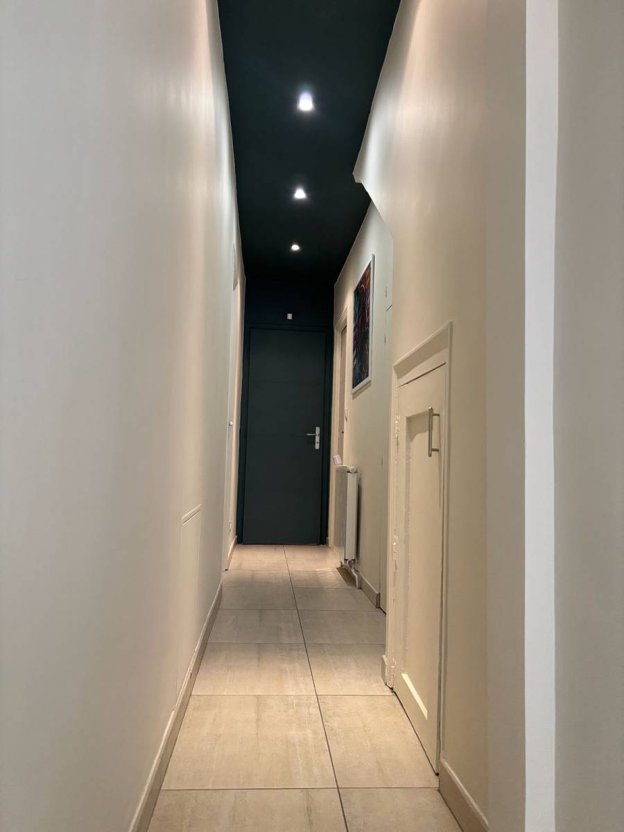 Mise en peinture d'un couloir au Lavandou par artisans peintres dans le Var COULEURS ET MATIERES