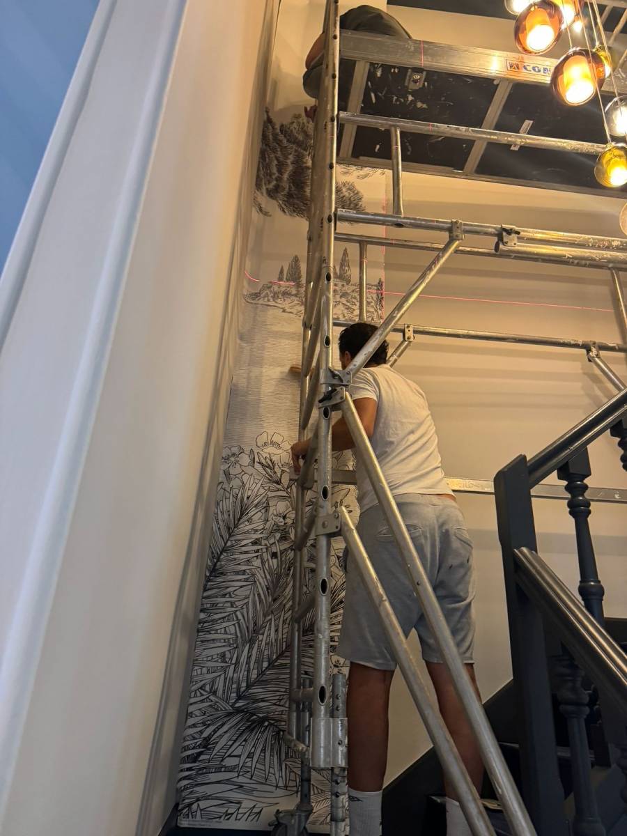 Vente et pose d'un papier peint panoramique décoratif sur mesure Isidore Leroy dans une cage d'escalier à Hyères dans le Var