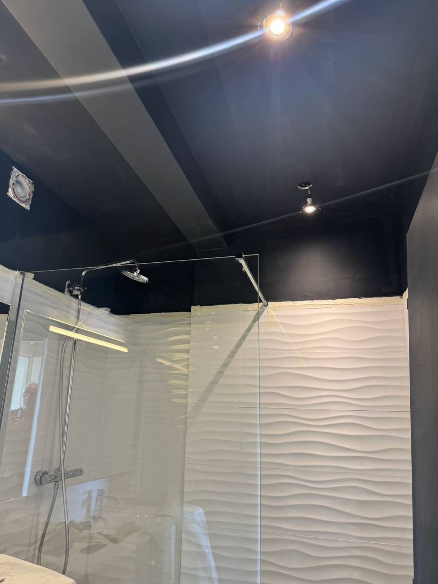 Mise en peinture du plafond d'une salle d'eau par peintres professionnels COULEURS ET MATIERES à Carqueiranne dans le 83