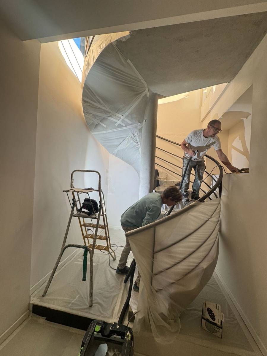 Application de peinture dans une cage d'escalier par artisans peintres COULEURS ET MATIERES à Hyères dans le 83