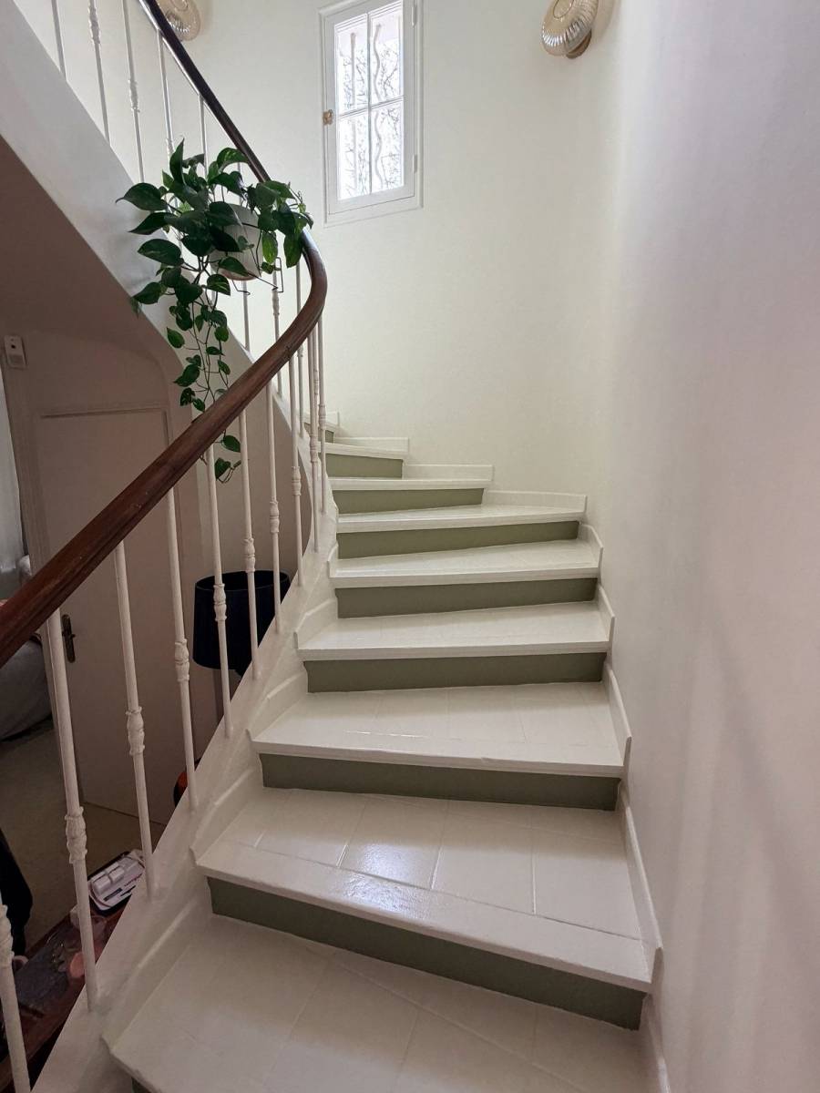 Mise en peinture des marches et contremarches d'un escalier à Bormes les Mimosas dans le 83