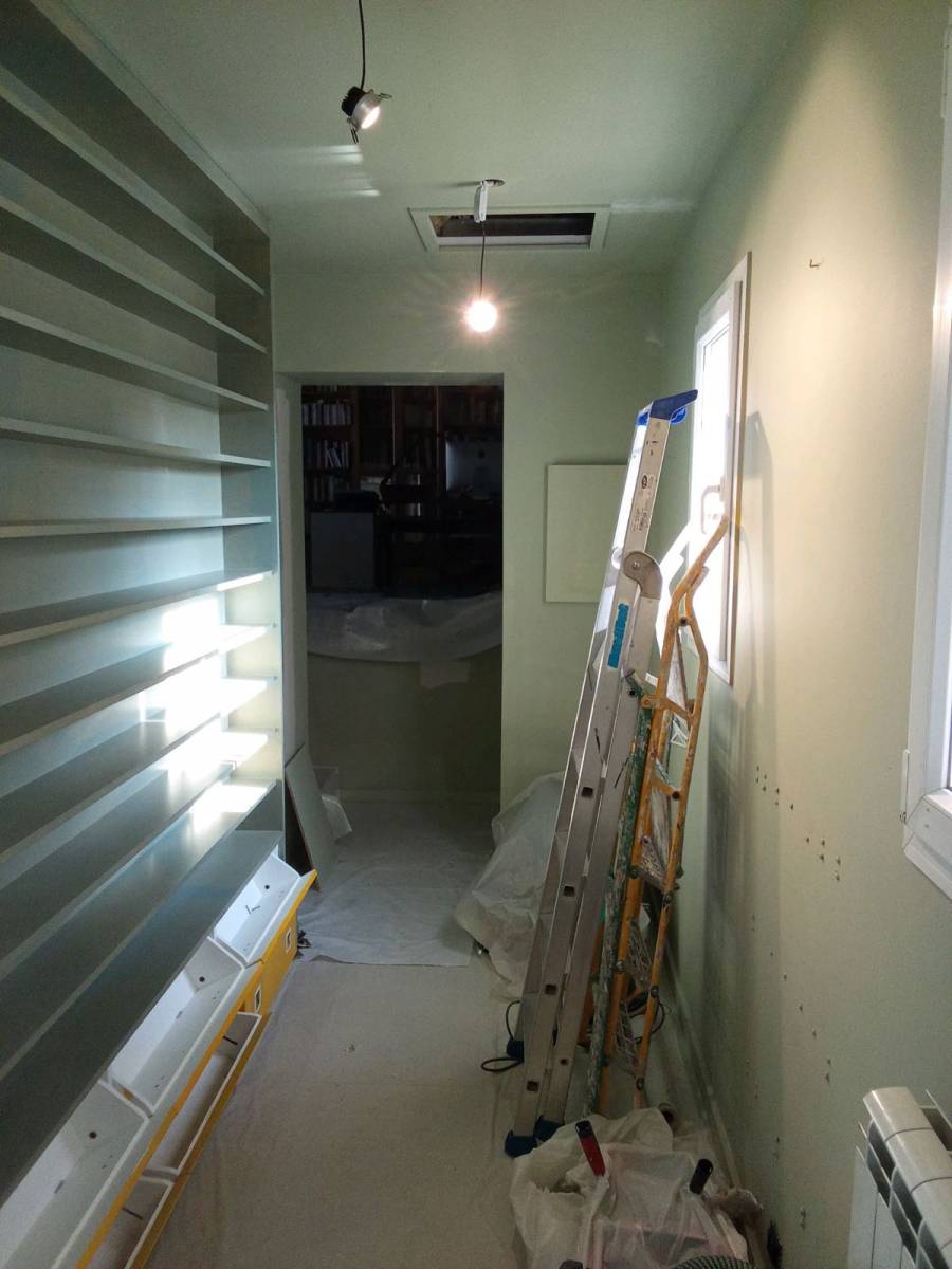 Réalisation des peintures d'une bibliothèque par notre entreprise de peinture COULEURS ET MATIERES à Toulon dans le 83