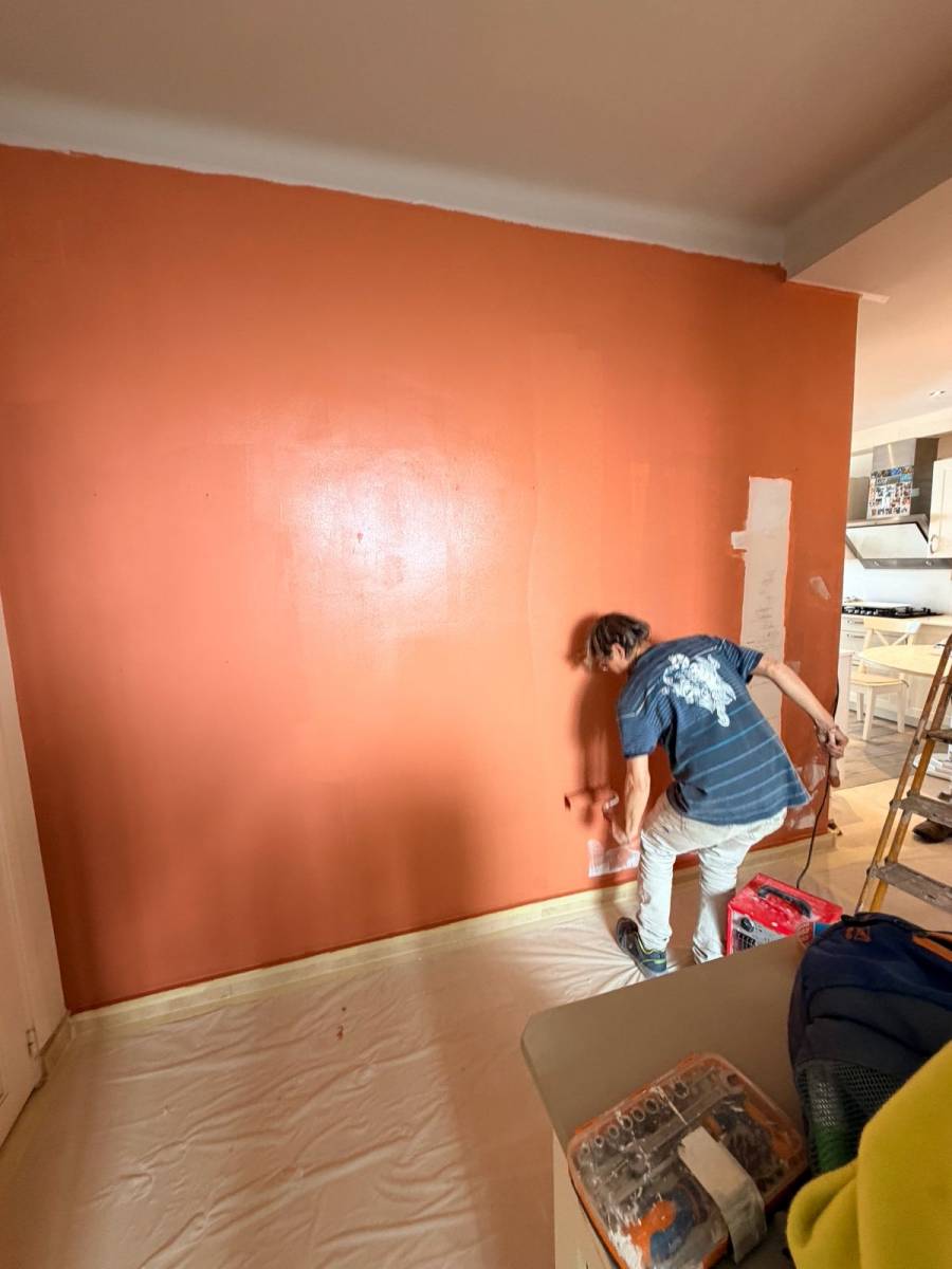 Mise en peinture d'un mur de cuisine à Carqueiranne par un artisan peintre COULEURS ET MATIERES dans le Var