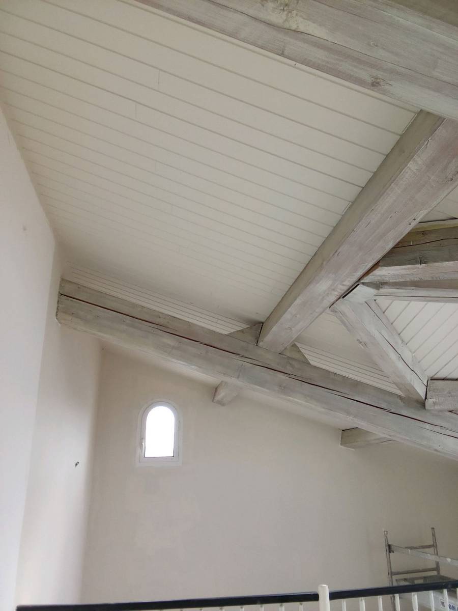 Mise en peinture d'un plafond en lambris bois à Bandol dans le Var