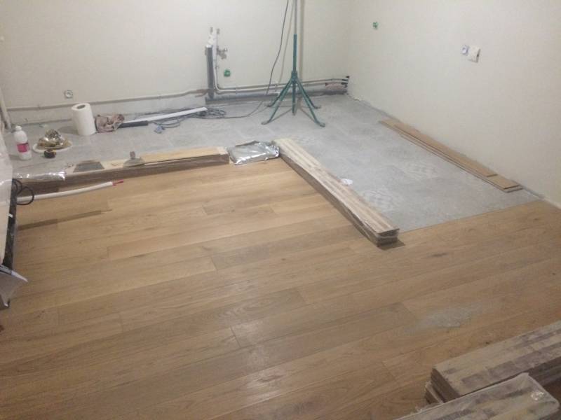 Ragréage sol et pose parquet à Toulon.