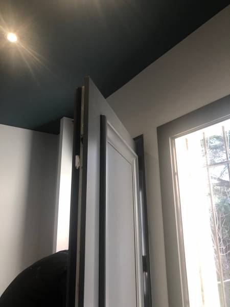 repeindre sa porte d'entrée au Pradet