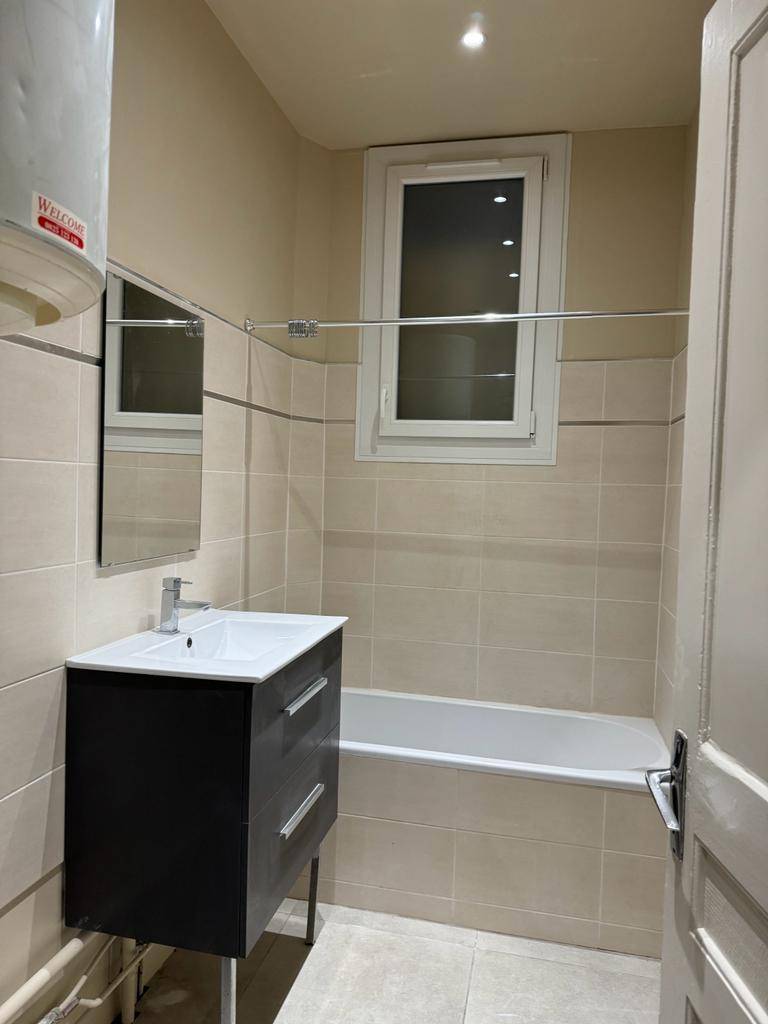 Réalisation des peintures murales d'une salle de bain à Carqueiranne dans le 83 avec les peintures Farrow and Ball Dimity et Joa's White