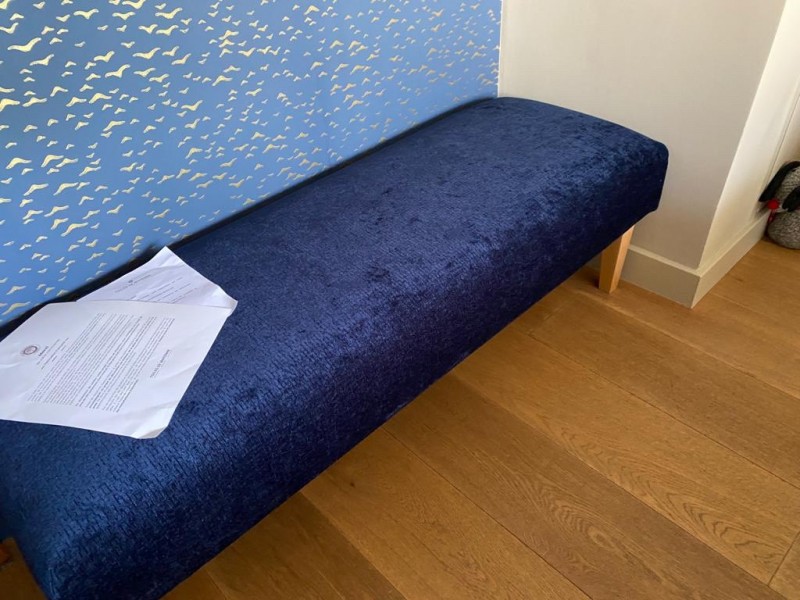 Banquette avec un tissu de la marque française TOILES DE MAYENNE par une entreprise de décoration à SANARY-SUR-MER dans le VAR