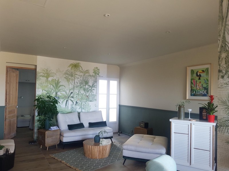 Moderniser un pan de mur avec du papier peint panoramique de la marque ISIDORE LEROY avec une très bonne entreprise de décoration à TOULON dans le VAR (83)