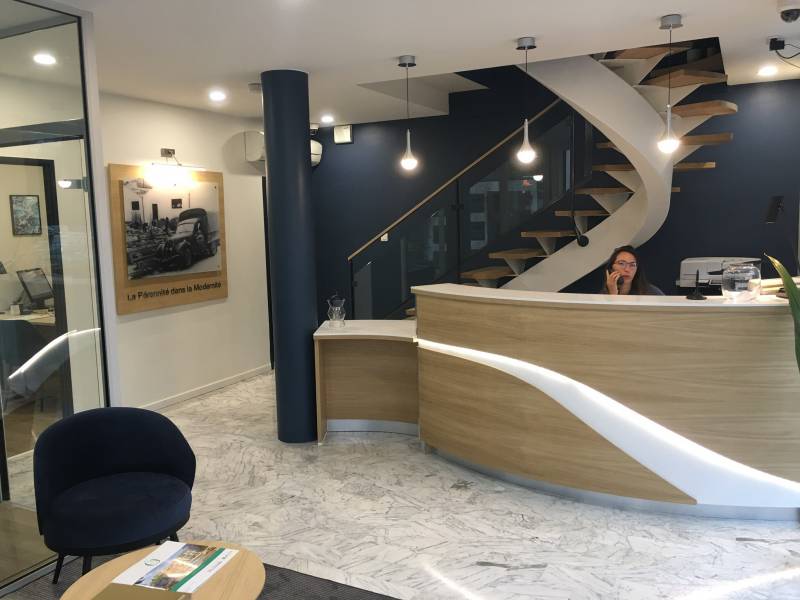 Mise en peinture par l'entreprise de peinture Couleurs et matières à Toulon du bureau d'accueil de l'agence DELTA à La Garde conseillé par notre décorateur d'intérieur 