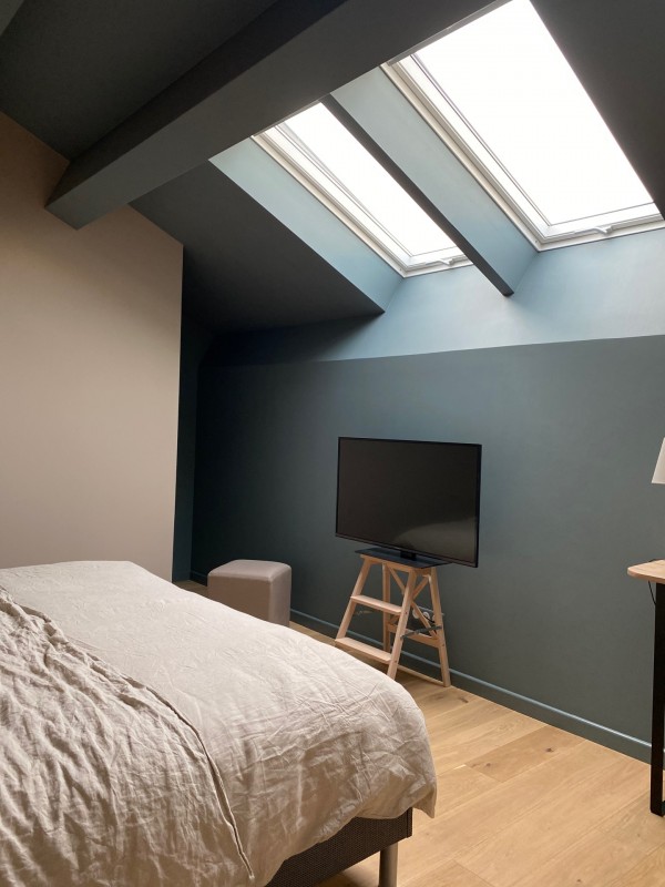 Chambre parentale repeinte avec les meilleures peintures haut de gamme FARROW AND BALL par une bonne entreprise de peinture à SANARY dans le VAR