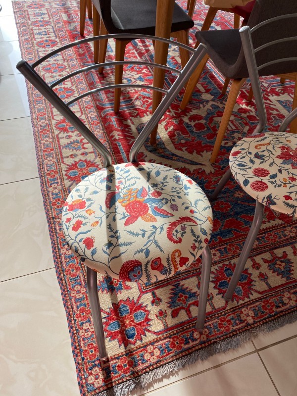 Relooking d'une chaise avec un tissu de la marque française Toiles de Mayenne conseillé par un très bon décorateur d'intérieur à TOULON dans le VAR 