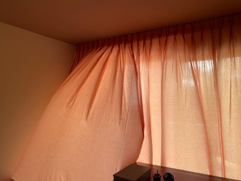 Vente et installation des meilleurs rideaux de la marque HOULÈS conseillé par un bon décorateur d'intérieur à TOULON dans le VAR