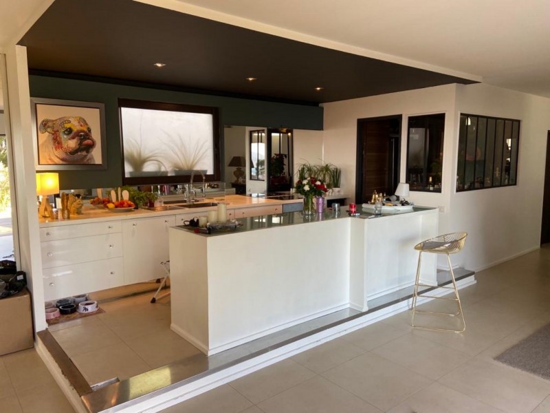  Plafond d'une cuisine de maison haut en couleur grâce à une bonne entreprise de peinture avec la marque haut de gamme FARROW AND BALL à TOULON dans le VAR 