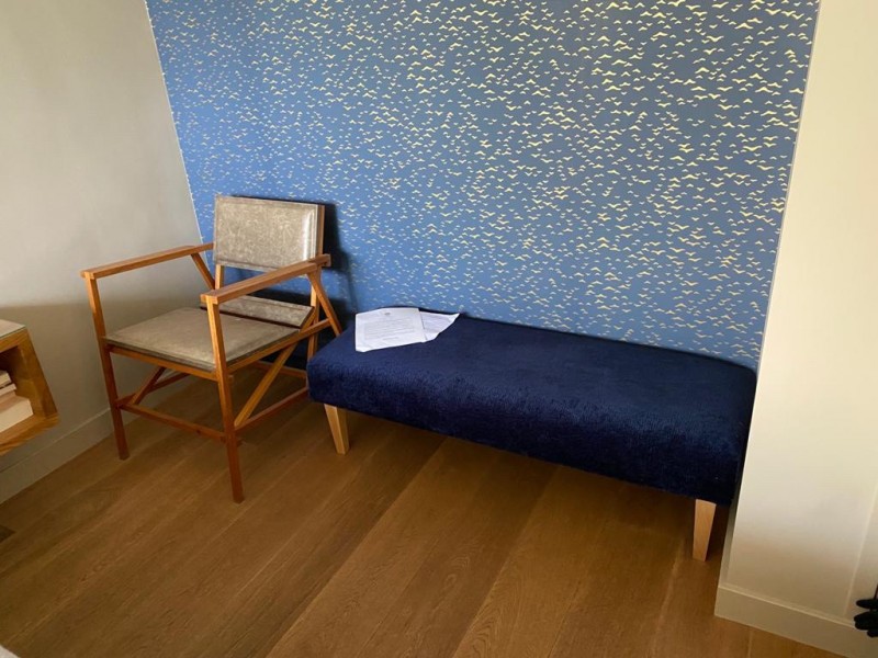 Installation d'une banquette de la meilleure marque de tissu TOILES DE MAYENNE en vente à TOULON par une bonne entreprise de décoration.