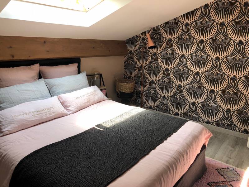 Relooging avec un papier peint FARROW AND BALL dans une chambre à TOULON par une bonne entreprise