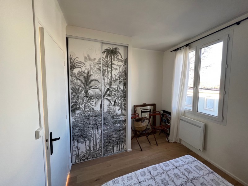 Rénover ses portes de placards au Lavandou dans le 83 avec du papier peint Isidore Leroy